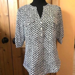 Women's Hawthorn Filbert Arrow Print Henley Blouse casual top, small, never worn